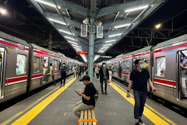 Suasana di Stasiun Tanah Abang, Jakarta, Senin (20/10/2025). Foto: Amira Nada Fauziyyah/kumparan