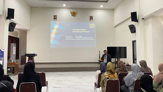Pemaparan materi 'Pentingnya Public Speaking dalam Membangun Relasi dan Penawaran Produk' di Universitas Widya Dharma Pontianak pada Senin, 20 Oktober 2025. Foto: Alycia Tracy Nabila/Hi!Pontianak