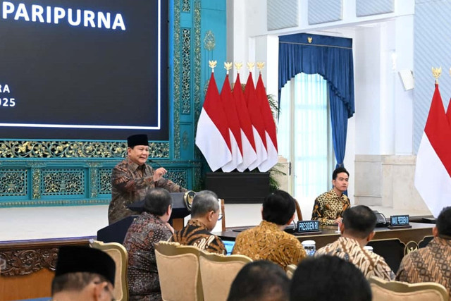 Presiden Prabowo Subianto memimpin Sidang Kabinet Paripurna di Istana Negara, Jakarta, Senin (20/10/2025).  Foto: Kris/Biro Pers Sekretariat Presiden