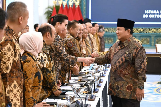 Presiden Prabowo Subianto bersiap memimpin Sidang Kabinet Paripurna di Istana Negara, Jakarta, Senin (20/10/2025). Foto: Kris/Biro Pers Sekretariat Presiden