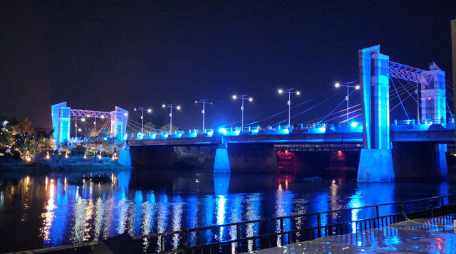 Jembatan Brawijaya membentang di atas Sungai Brantas. Menjadi simbol keterhubungan masa lalu dan masa depan Kota Kediri. Foto: Dokumentasi pribadi. (2023).