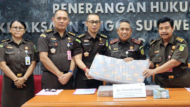 Uang pengganti kerugian negara sebesar Rp 2.054.020.453 yang dikembalikan oleh salah satu tersangka kasus dugaan korupsi di Unsrat Manado. (foto: dokumen Kejaksaan Tinggi Sulawesi Utara)