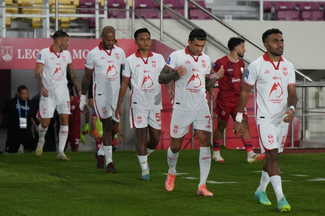 Pemain Malut United saat melawan Persis Solo pada pertandingan Super League di Stadion Manahan Solo, Jawa Tengah, Senin (20/10/2025). Foto: Malut United