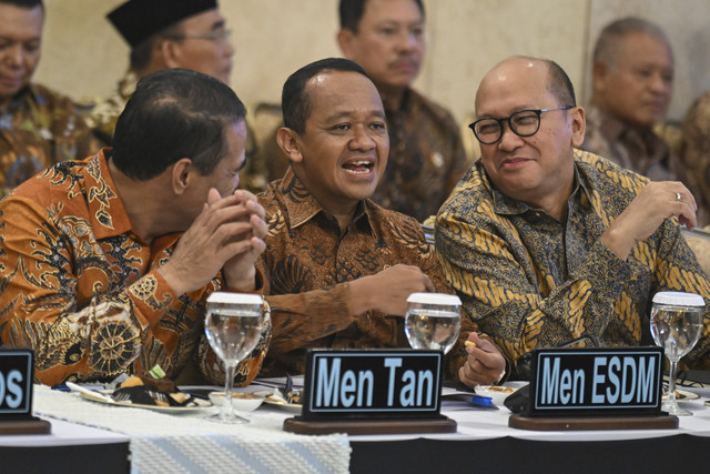 Menteri Investasi dan Hilirisasi/Kepala BKPM Rosan Roeslani berbincang dengan Menteri ESDM Bahlil Lahadalia dan Menteri Pertanian Andi Amran Sulaiman sebelum Sidang Kabinet Paripurna di Istana Negara, Jakarta, Senin (20/10/2025). Foto: Aditya Pradana Putra/ANTARA FOTO