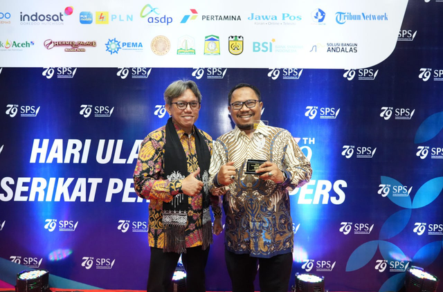 Deputi Direksi Bidang Komunikasi Organisasi BPJS Kesehatan, M. Iqbal Anas Ma’ruf (kanan) menerima Penghargaan Media Relations Awards (MRA) 2025 dari Serikat Perusahaan Pers (SPS) di Anjong Mon Mata, Banda Aceh, Senin (20/10). Foto: Dok. BPJS Kesehatan