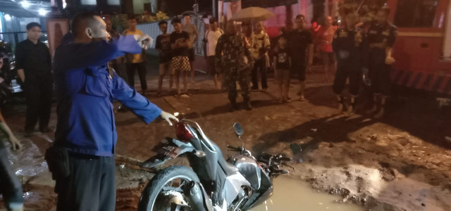 Seorang pengendara motor terperosok ke galian proyek perbaikan saluran air hujan (SAH) atau gorong-gorong di Jalan Kebun Raya, Kemantren Kotagede, Kota Yogyakarta. Foto: Dok. Polsek Kotagede