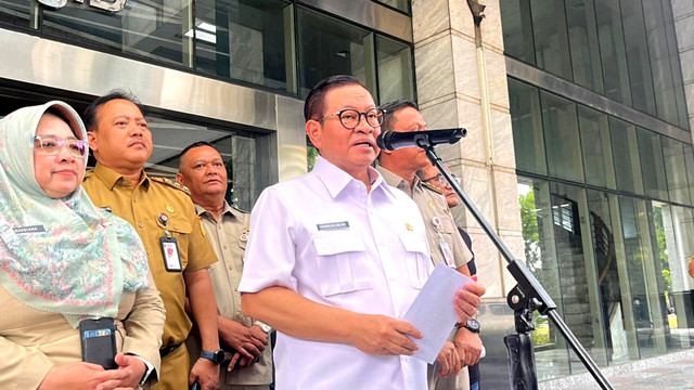 Gubernur DKI Jakarta Pramono Anung saat peluncuran program Try Out siswa penerima KJP di Kantor Wali Kota, Cakung, Jakarta Timur, Selasa (21/10/2025). Foto: Nasywa Athifah/kumparan