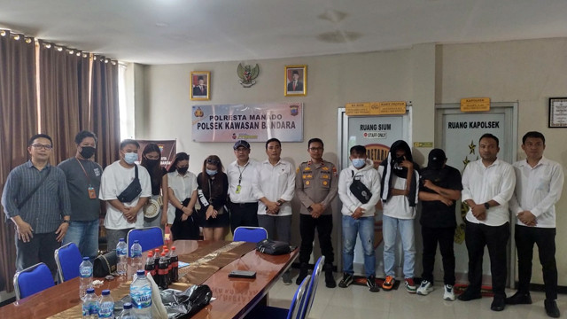 Sebanyak 7 warga asal Sulawesi Utara yang berhasil dicegat di Bandara Sam Ratulangi Manado, setelah dilaporkan oleh keluarganya hendak ke Kamboja, Senin 23 Juni 2025. (foto: dokumen) 