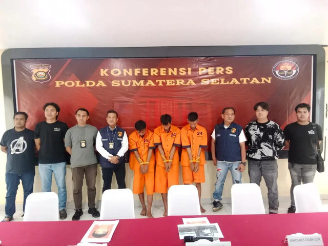 Ketiga pelaku yang membakar truk dan membunuh sopir di Ogan Ilir saat dihadirkan di press rils. Foto : Dok Polda Sumsel