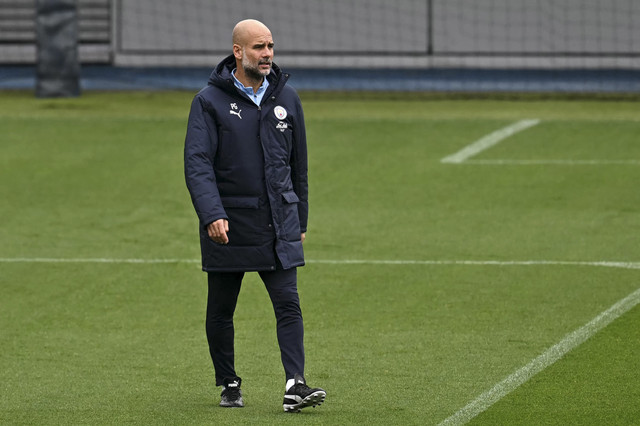 Pelatih Manchester City Pep Guardiola memimpin sesi latihan jelang melawan Villareal FC dalam pertandingan League Phase Liga Champions 2025/2026 di Etihad Campus training ground, Manchester, Inggris, Senin (20/10/2025). Foto: Paul Ellis/AFP
