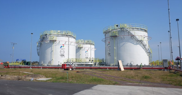 Oil tank factory, Pertamina, salah satu BUMN besar. (Foto: JGC Indonesia, under the Unsplash license)