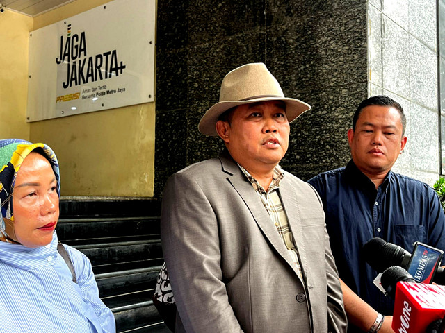 Pengacara Kepala Cabang Bank BUMN Boyamin Saiman menghadiri Polda Metro Jaya, Selasa (21/10/2025). Foto: Rayyan Farhansyah/kumparan