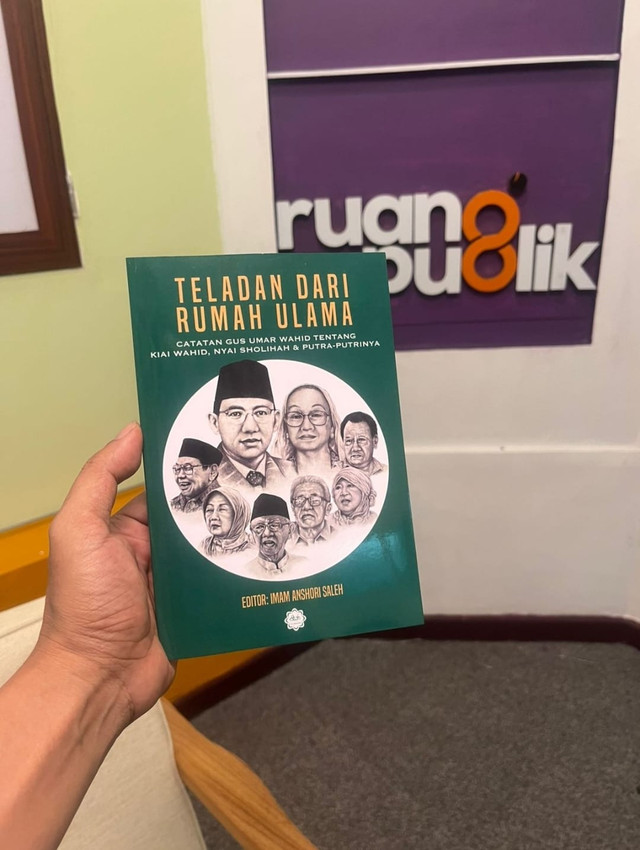 Buku "Teladan dari Rumah Ulama", catatan Gus Umar Wahid tentang Kiai Wahid, Nyai Sholihah, dan putra-putrinya. Foto: Istimewa.