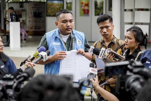 Hadi Pranoto, Koordinator Komunitas Fotografer Tebet Eco Park memberikan keterangan kepada wartawan di Tebet Eco Park, Jakarta, Selasa (21/10/2025). Foto: Jamal Ramadhan/kumparan