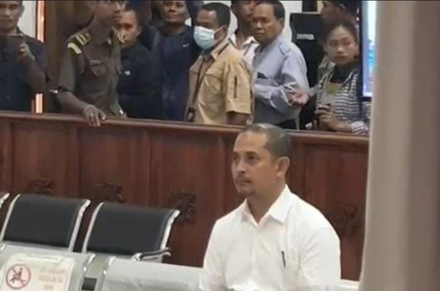Eks Kapolres Ngada Fajar Widyadharma saat sidang vonis di PN Kupang, NTT, Selasa (21/10/2025). Foto: kumparan