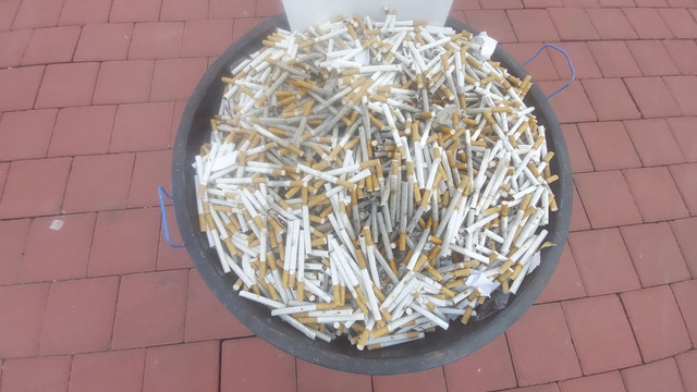 Bea Cukai Surakarta musnahkan jutaan rokok dan alkohol ilegal. Foto: Dok. kumparan