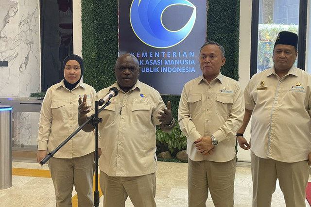 Menteri HAM, Natalius Pigai menyampaikan keterangan kepada awak media di Kantor Kementerian HAM, Jakarta, Selasa (21/10/2025). Foto: Fadhil Pramudya/kumparan