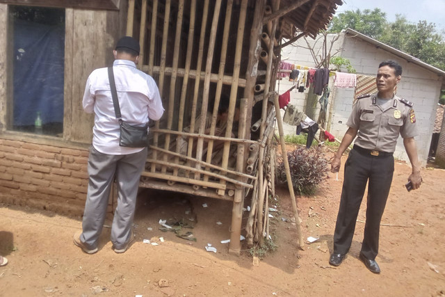 S dan gubuk bambunya saat dicek petugas. Dok: Polsek Tenjo