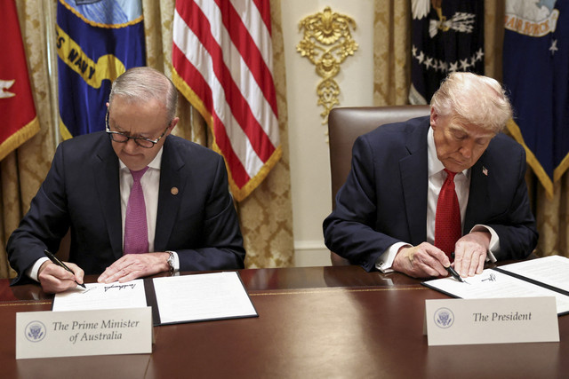 Presiden Amerika Serikat Donald Trump dan PM Australia Anthony Albanese melakukan penandatanganan perjanjian tentang logam langka dan mineral kritis selama pertemuan di Ruang Kabinet Gedung Putih, Washington, D.C., AS, Senin (20/10/2025). Foto: Kevin Lamarque/Reuters