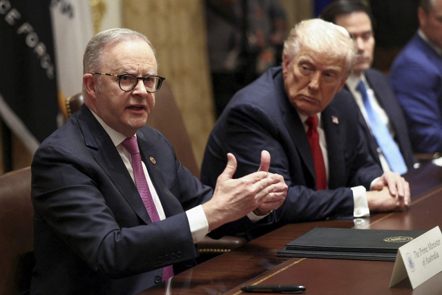 PM Australia Anthony Albanese menyampaikan keterangan kepada wartawan saat perjanjian tentang logam langka dan mineral kritis selama pertemuan di Ruang Kabinet Gedung Putih, Washington, D.C., AS, Senin (20/10/2025). Foto: Kevin Lamarque/Reuters
