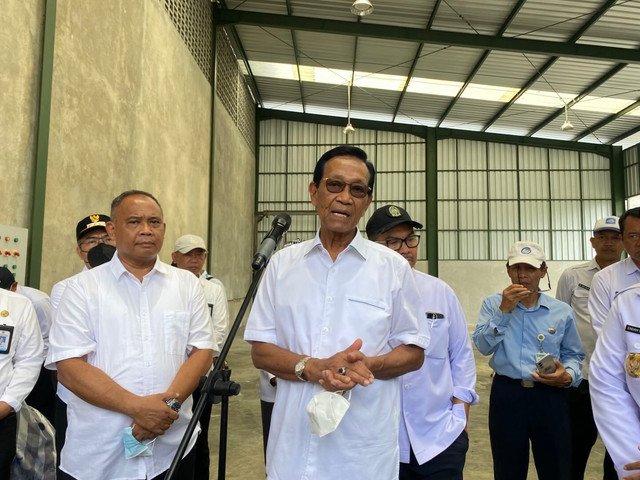 Gubernur DIY, Sultan HB X, bersama bupati dan wali kota se-DIY meninjau tiga lokasi pengolahan sampah, Selasa (21/10). Foto: Pandangan Jogja/Resti Damayanti