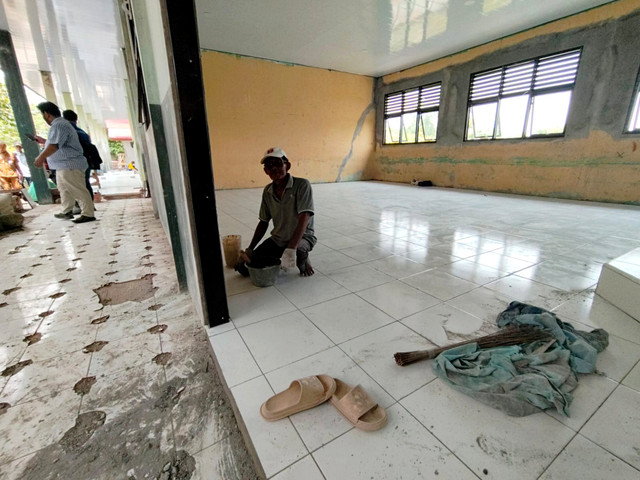 Peninjauan program revitalisasi satuan pendidikan di SMPN 1 Telagasari, Karawang. Foto: Dok. Istimewa