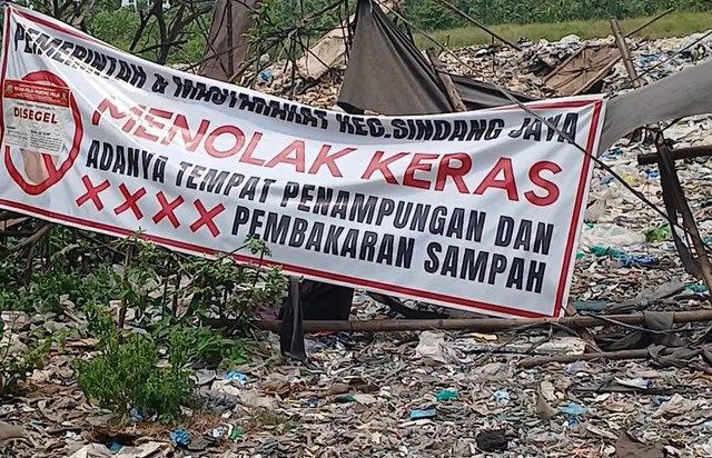Tempat pembuangan sampah ilegal yang meresahkan warga di Desa Sindang Jaya, Tangerang, Selasa (21/10/2025). Foto: kumparan