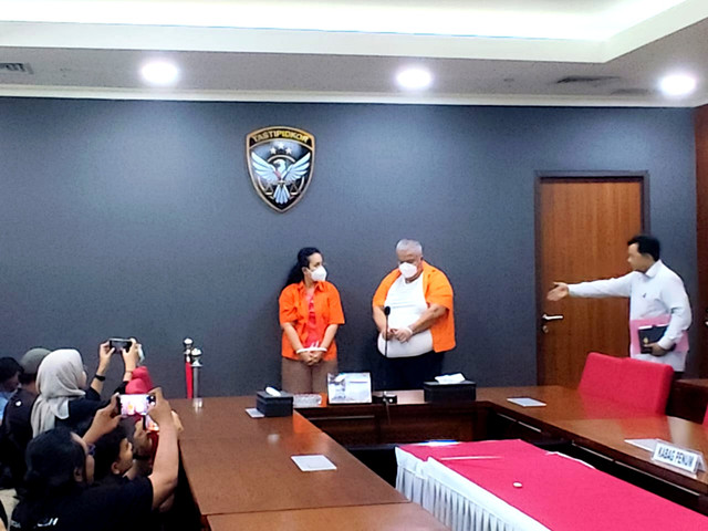 Dua tersangka kasus korupsi PT PSR hadir di Bareskrim Polri, Selasa (21/10/2025). Foto: Rachmadi Rasyad/kumparan