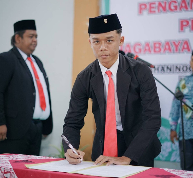 Mahasiswa semester 3 Program Studi Psikologi Universitas 'Aisyiyah (UNISA), Sito Apri Nurrochim, resmi dilantik sebagai Dukuh Padukuhan Kajor, Kalurahan Nogotirto, Kapanewon Gamping, Sleman, pada Senin (6/10). Foto: Istimewa