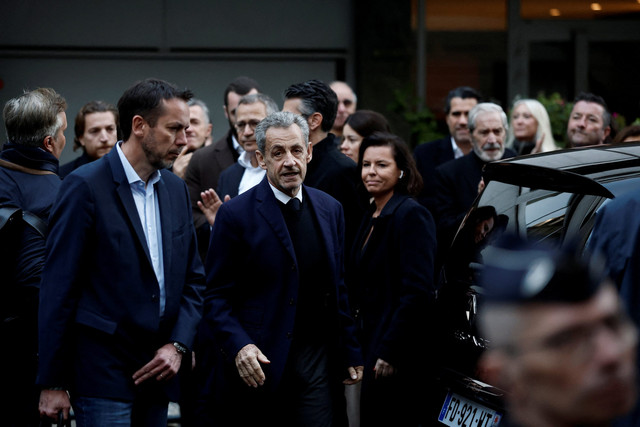 Mantan Presiden Prancis Nicolas Sarkozy dikelilingi oleh kerabat dan pendukungnya sebelum meninggalkan tempat penahanannya di penjara Sante untuk memulai hukuman penjara di Paris, Prancis, Selasa (21/10/2025). Foto: Benoit Tessier/REUTERS