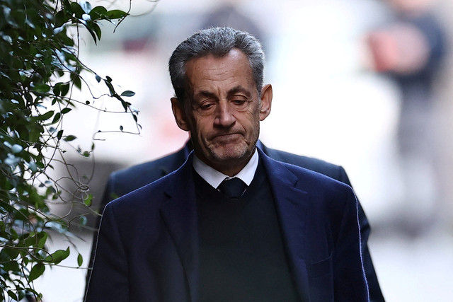 Mantan Presiden Prancis Nicolas Sarkozy meninggalkan rumahnya untuk memulai hukuman penjara di Paris, Prancis, Selasa (21/10/2025). Foto: Benoit Tessier/REUTERS