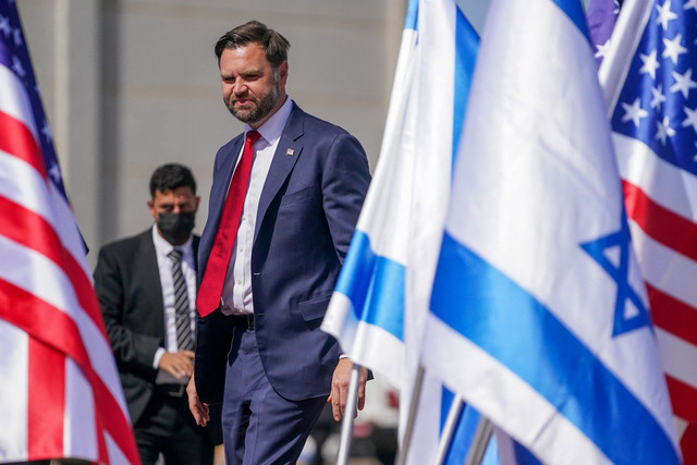 Wakil Presiden AS JD Vance tiba di Bandara Ben Gurion di Lod, Israel, Selasa (21/10/2025). Foto: Nathan Howard/Pool via REUTERS