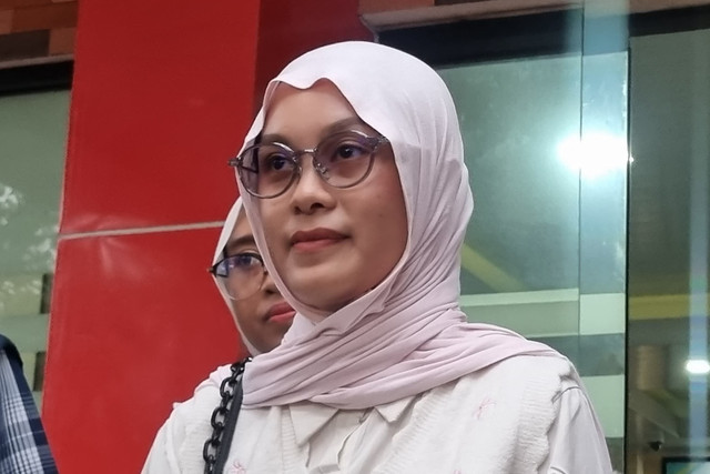 Ayu Chairun Nurisa mantan karyawan Ashanty usai menjalani Berita Acara Pemeriksaan (BAP) tambahan di Polres Metro Jakarta Selatan, Selasa (21/10/2025).
 Foto: Vincentius Mario/kumparan
