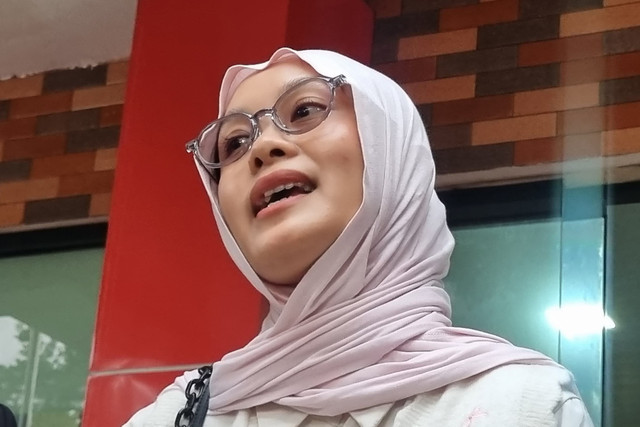 Ayu Chairun Nurisa mantan karyawan Ashanty usai menjalani Berita Acara Pemeriksaan (BAP) tambahan di Polres Metro Jakarta Selatan, Selasa (21/10/2025).
 Foto: Vincentius Mario/kumparan