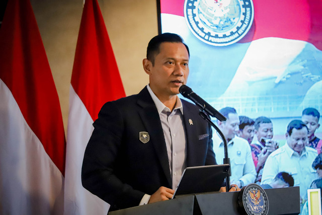 Menko Bidang Infrastruktur dan Pembangunan Kewilayahan Agus Harimurti Yudhoyono menyampaikan pencapaian pembangunan infrastruktur 1 tahun pemerintahan Prabowo-Gibran di Kantor Kemenko IPK, Jakarta, Selasa (21/10/2025). Foto: Jamal Ramadhan/kumparan