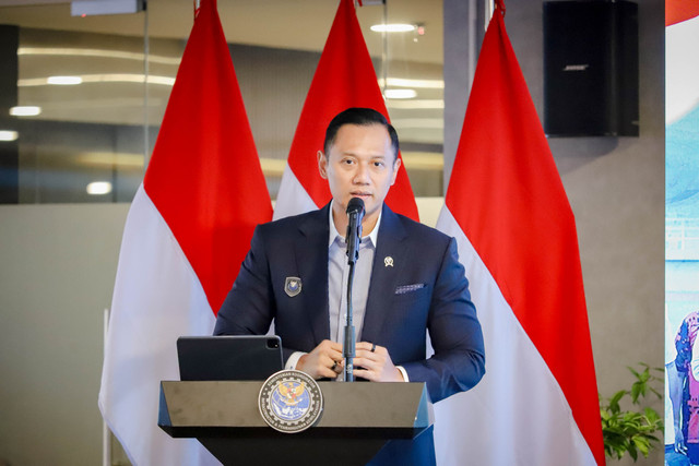 Menko Bidang Infrastruktur dan Pembangunan Kewilayahan Agus Harimurti Yudhoyono menyampaikan pencapaian pembangunan infrastruktur 1 tahun pemerintahan Prabowo-Gibran di Kantor Kemenko IPK, Jakarta, Selasa (21/10/2025). Foto: Jamal Ramadhan/kumparan