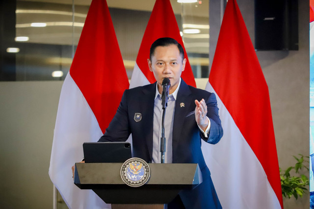 Menko Bidang Infrastruktur dan Pembangunan Kewilayahan Agus Harimurti Yudhoyono menyampaikan pencapaian pembangunan infrastruktur 1 tahun pemerintahan Prabowo-Gibran di Kantor Kemenko IPK, Jakarta, Selasa (21/10/2025). Foto: Jamal Ramadhan/kumparan
