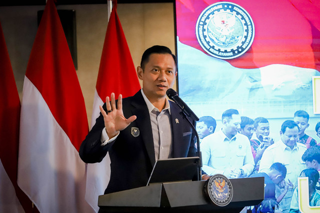 Menko Bidang Infrastruktur dan Pembangunan Kewilayahan Agus Harimurti Yudhoyono menyampaikan pencapaian pembangunan infrastruktur 1 tahun pemerintahan Prabowo-Gibran di Kantor Kemenko IPK, Jakarta, Selasa (21/10/2025). Foto: Jamal Ramadhan/kumparan