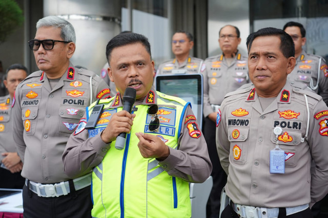 Kakorlantas Polri Irjen Pol Agus Suryonugroho menunjukkan e-BPKB dan aplikasi SINAR. Foto: Korlantas Polri