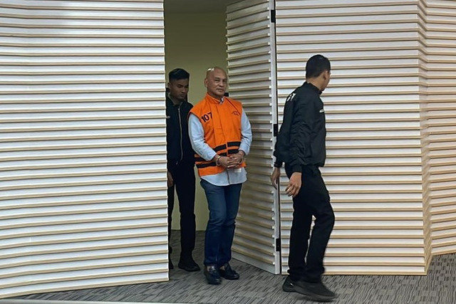 KPK menahan Komisaris Utama PT Inti Alasindo Energi (IAE) Arso Sadewo terkait kasus dugaan korupsi jual beli gas, Selasa (21/10/2025). Foto: Fadhil Pramudya/kumparan