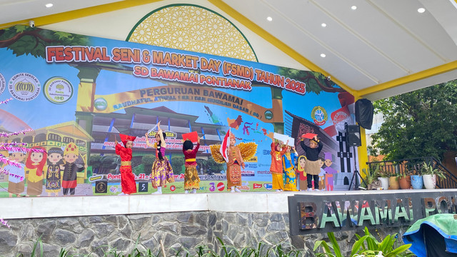 Penampilan tari daerah yang disuguhkan anak TK dalam event Festival Seni dan Market Day (FSMD) Tahun 2025 di SD Bawamai Pontianak. Foto: Alycia Tracy Nabila/Hi!Pontianak