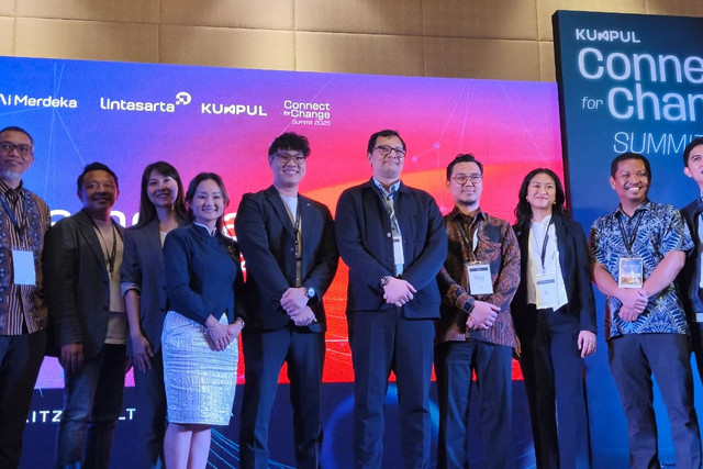 President Director & CEO Lintasarta Bayu Hanantasena bersama 10 startup terpilih dari Progam Semesta AI dalam acara Kumpul Connect for Change Summit 2025 di Ritz Carlton, Jakarta, Selasa (21/10/2025). Foto: Thomas Bosco/kumparan