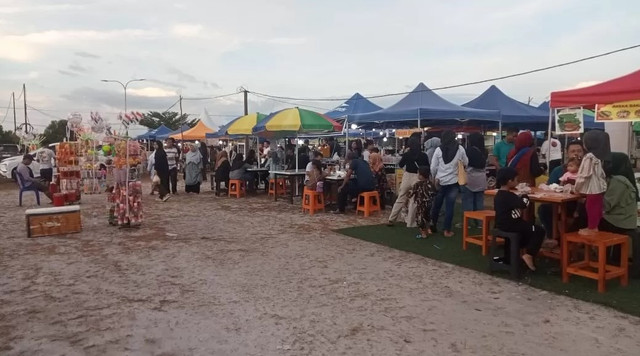 Suasana meriah Gebyar UMKM 2024 di Kabupaten Sukamara yang menampilkan beragam produk lokal unggulan dan pelaku usaha kreatif daerah. (Sumber foto: Radar Sampit)