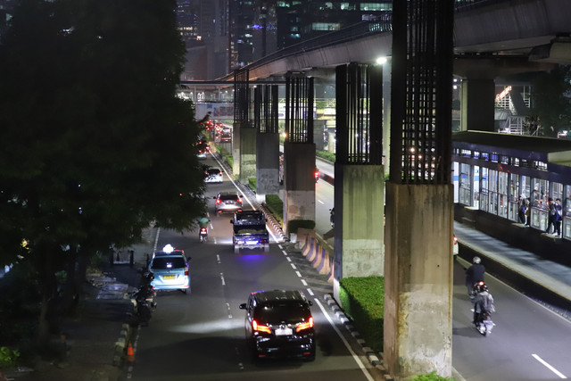 Pengendara melintas di dekat tiang monorel yang mangkrak di kawasan Rasuna Said, Jakarta, Selasa (21/10/2025). Foto: Jamal Ramadhan/kumparan