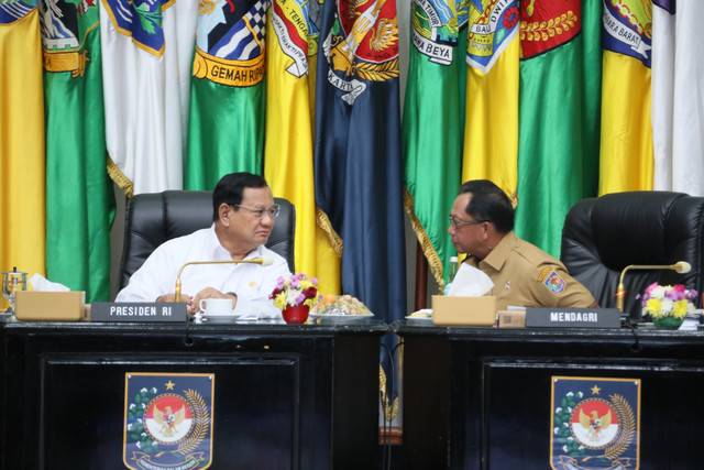 Menteri Dalam Negeri Tito Karnavian saat rapat dengan Presiden Prabowo Subianto. Foto: Kemendag RI