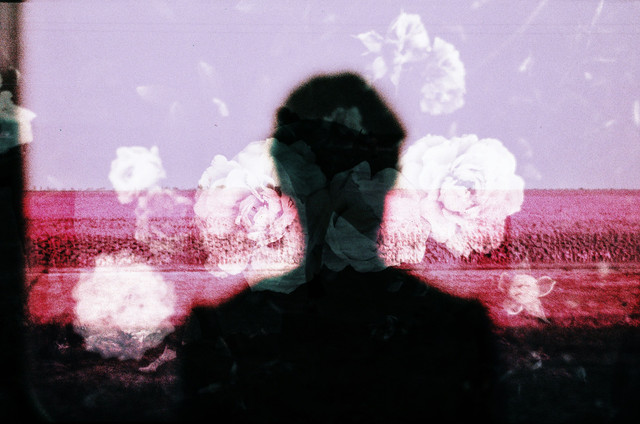 siluet laki-laki di jendela. credit: unsplash