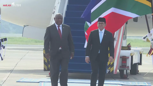 Presiden Afrika Selatan Cyril Ramaphosa tiba di Indonesia dalam agenda kunjungan kenegaraan. Ia tiba di Base Ops Halim Perdanakusuma pada Rabu (22/10/2025) pagi. Foto: Youtube/Sekretariat Presiden
