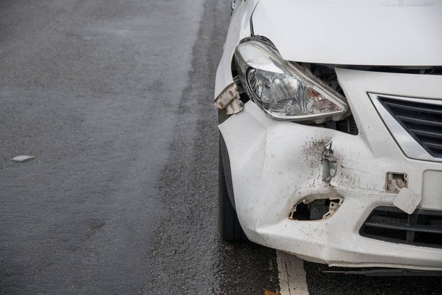 Bumper mobil modern yang penyok. Foto: Dok. Mr Dent Adelaide