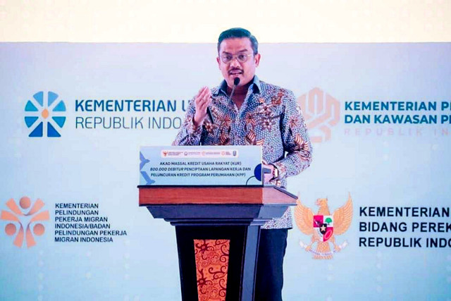 Menteri UMKM Maman Abdurrahman memberi sambutan pada acara Akad Massal KUR 800.000 Debitur dan Peluncuran Kredit Program Perumahan di Surabaya, Selasa (21/10/2025). Foto: Dok. Kementerian UMKM