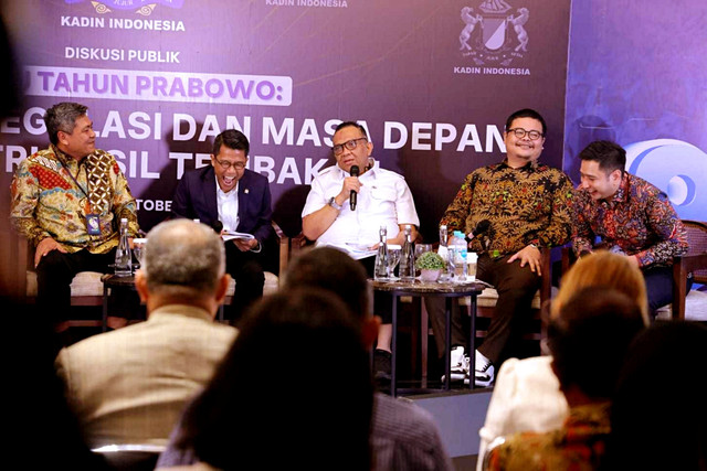 Wamenaker Afriansyah Noor (tengah) menjadi pembicara dalam diskusi bertema Satu Tahun Prabowo: Harapan Deregulasi dan Masa Depan Industri Hasil Tembakau yang digelar oleh Kadin Indonesia di Jakarta, Selasa (21/10/2025). Foto: Dok. Kemenaker